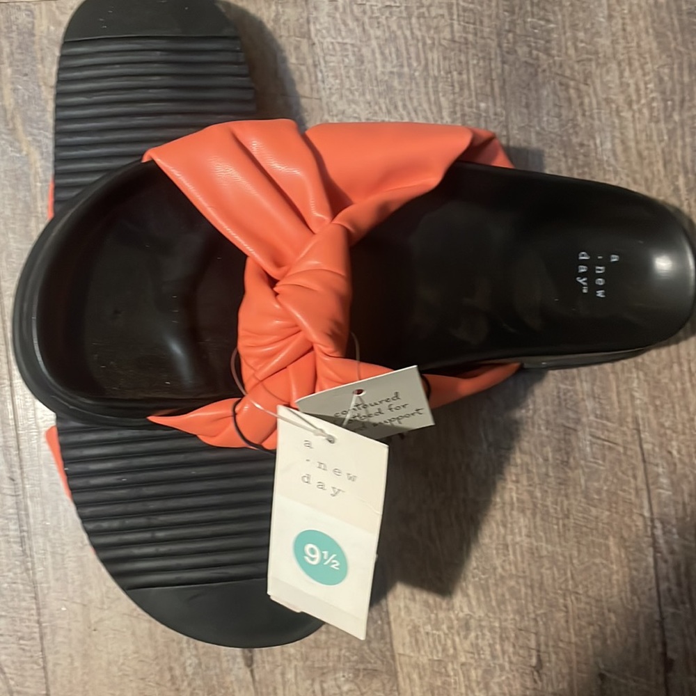 A new day slide shoe with comfort support black sole 9.5